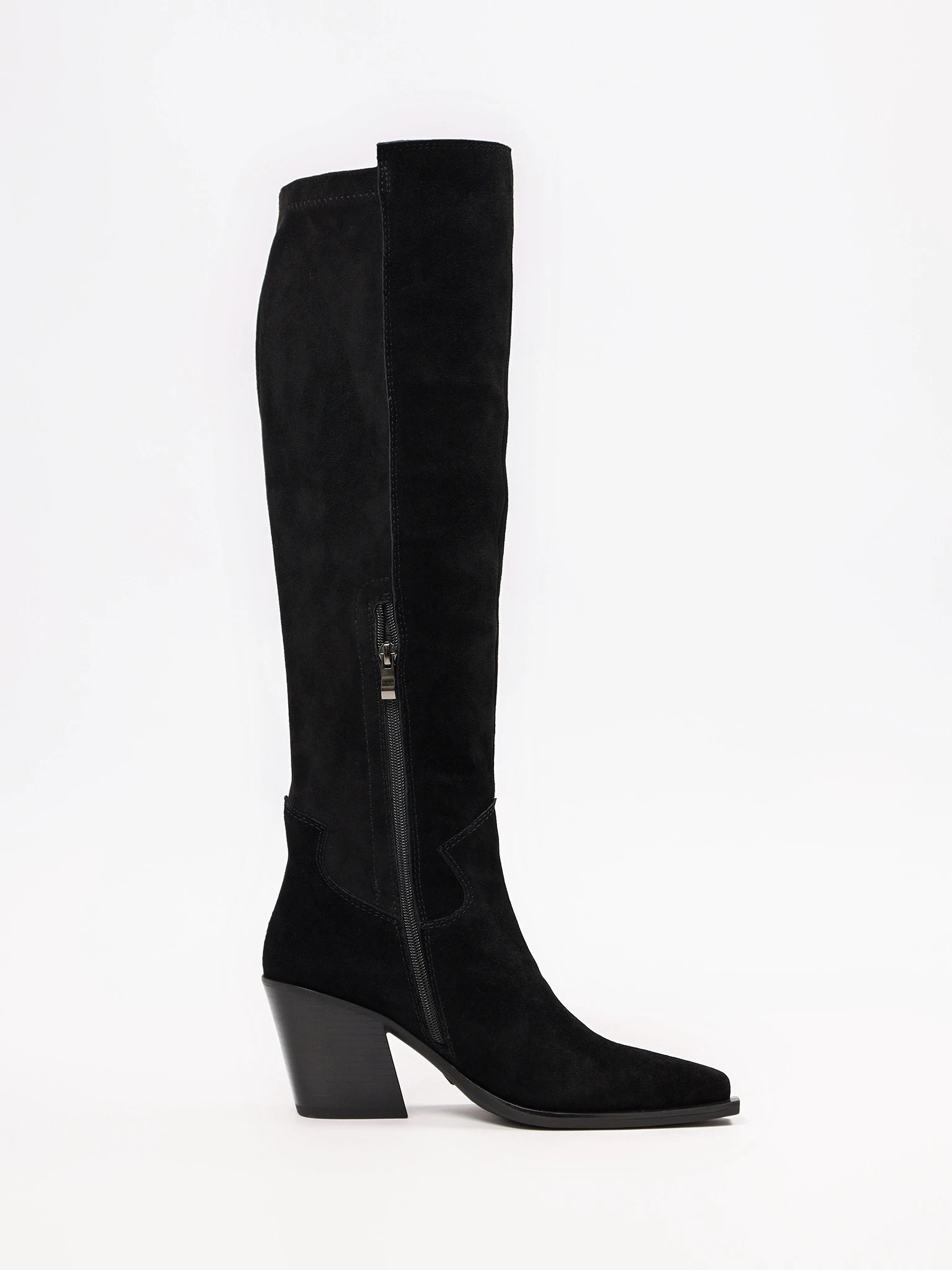 Сапоги черного цвета на высоком каблуке